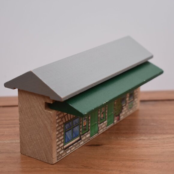 Ellsbridge 1994 Station NO Chimney - Thomas Wooden Railway Train Station - Picture 1 of 10